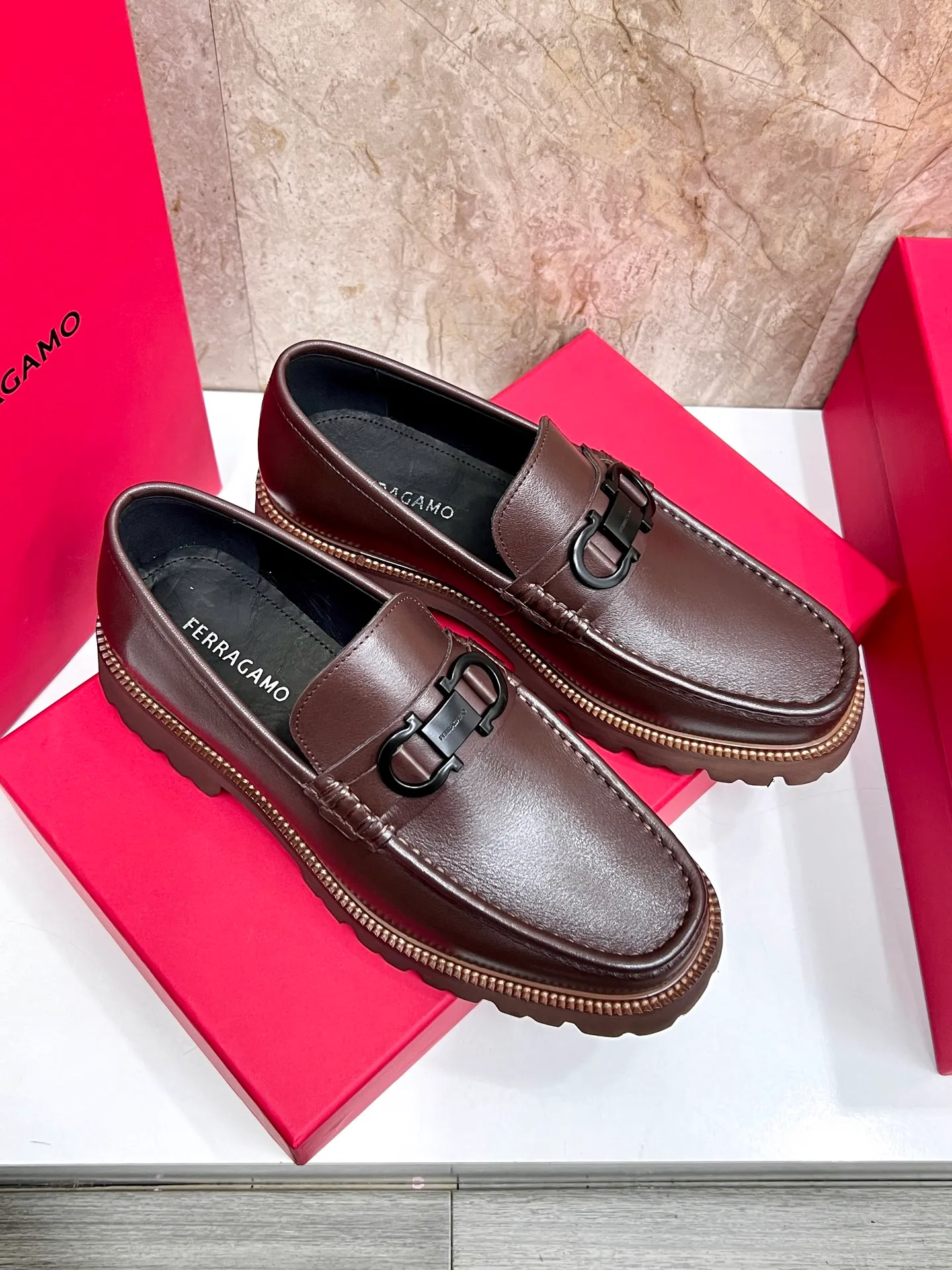 Original quality P580 Brand: Ferragamo Standard size: Men's size 38/44 (45.46 can be customized) Grade: Same style as the official website High-quality men's shoes Material: Customized first-layer calfskin with water-dyed cowhide lining Cowhide tiptoe Original non-slip and wear-resistant rubber outsole Style category: Men's formal business leather shoes are young and fashionable European and American trends British style Casual matching and comfortable feet Color: actual picture